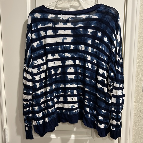 Lane Bryant 18/20 navy knit top with blue water color design - Picture 4 of 4